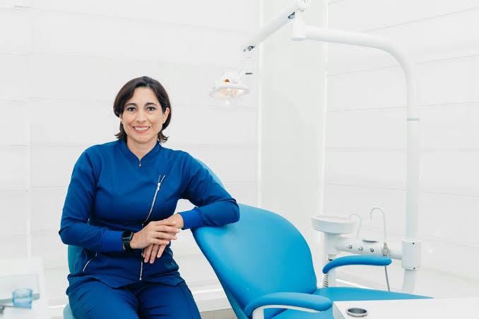 Dr. Marcus Bello, dentista de implantes e reabilitação da Pearl, sorrindo