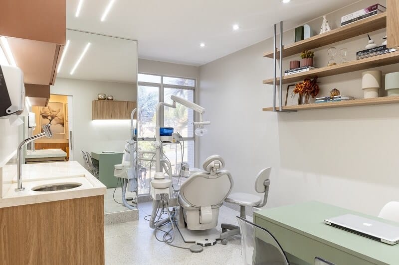 Sala de atendimento odontológico moderna e iluminada da Pearl, com decoração calmante e luz natural