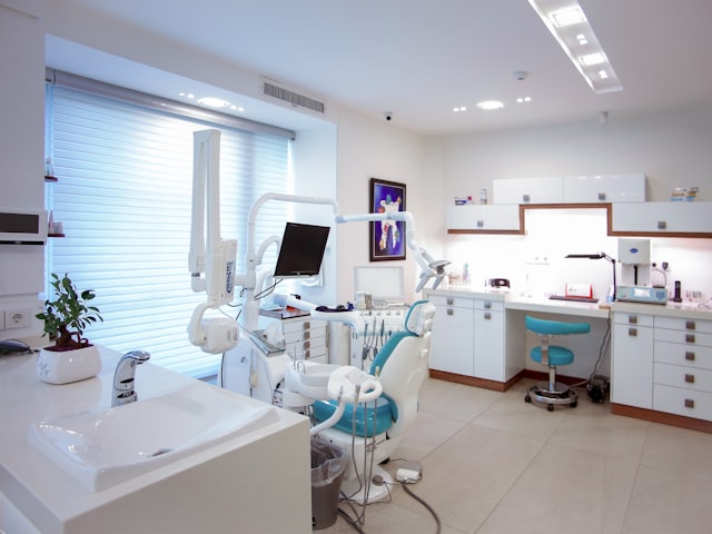 Dentista tranquilizador confortando uma paciente durante uma visita urgente